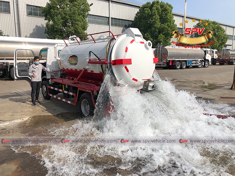 4,000 Litres Sewer Vacuum Truck ISUZU - Discharging from rear lid 4,000 Litres Sewer Vacuum Truck ISUZU - Discharging from rear lid